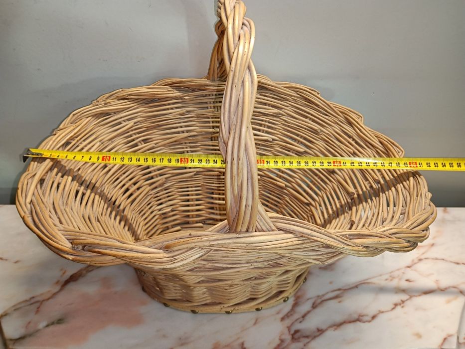 Cesto em vime feito artesanalmente, perfeito estado de conservação.
Me