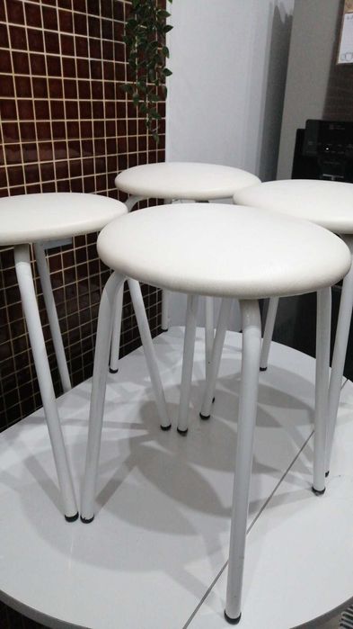 Vendo mesa de cozinha com 4 bancos