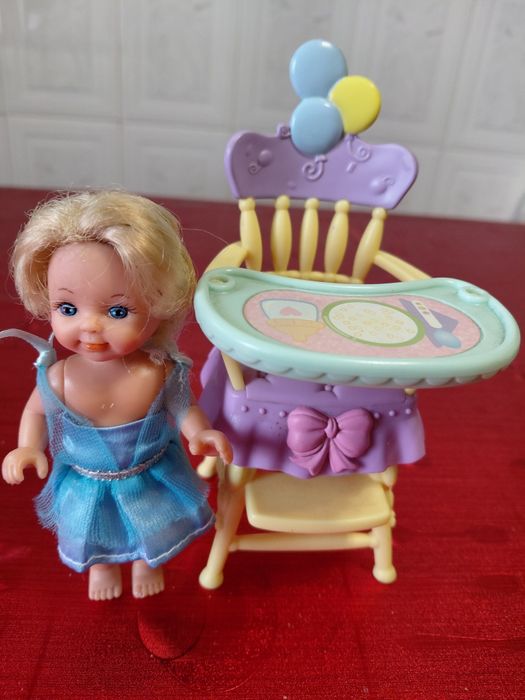 Vendo boneca e cadeira  muito bom preço