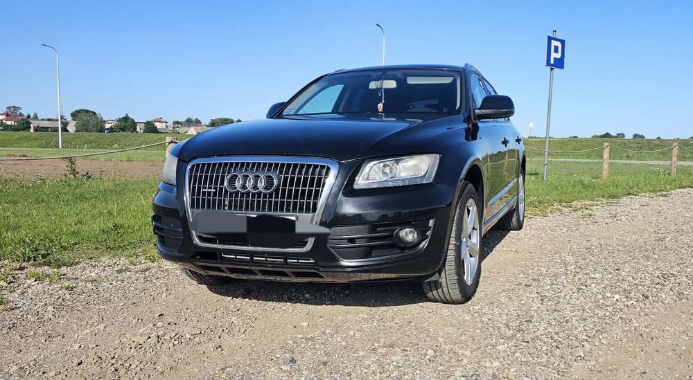 Auto marki Audi q5 z roku 2012.