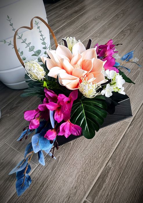 Duża kompozycja nagrobna, stroik z piankowym kwiatem