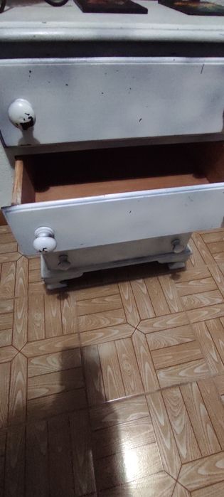 Espelho e mesinha de cabeceira