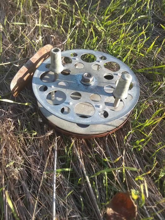 Катушки рыболовные рыбацкие инерционные 2 штуки Обмен на часы картины