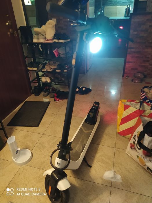 Trotinete elétrica faz até 40km em bom estado ,com marcas de uso.