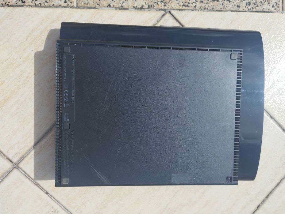 PlayStation 3 Super Slim + Comando DualShock Revisto