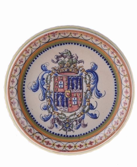 Dois pratos antigos em faiança portuguesa