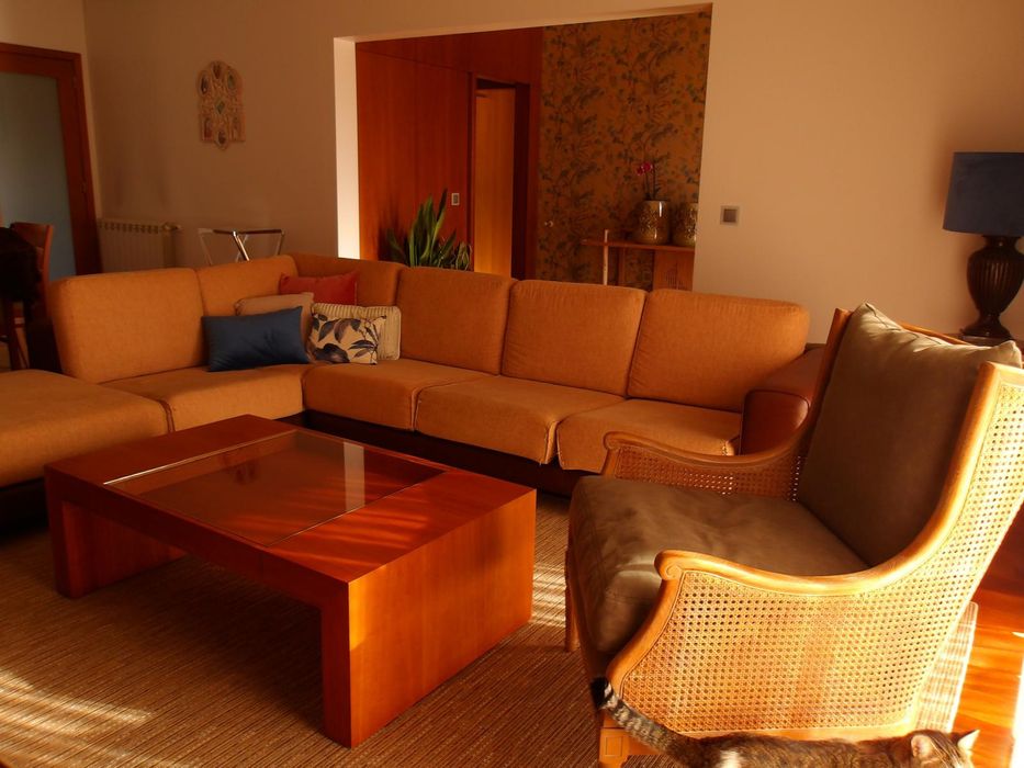 Conjunto de Sala – Sofá + Mesa de Centro + Aparador