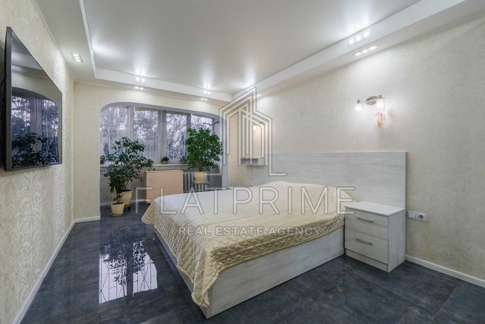 Без% Продається 5-к квартира, 147 м² на вул. Івана Миколайчука, 3