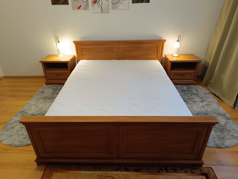 Łóżko z materacem i szafki nocne