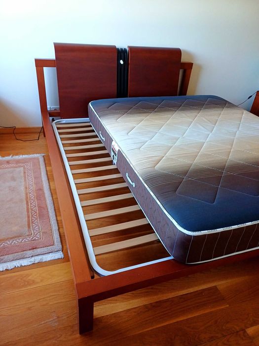 Cama moderna em madeira maciça