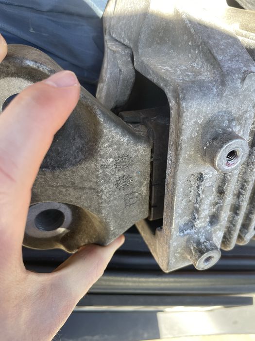 Ліва опора двигуна Cherokee kl (сторона водія)