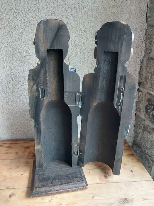 Drewniana figurka skrzynka na butelkę