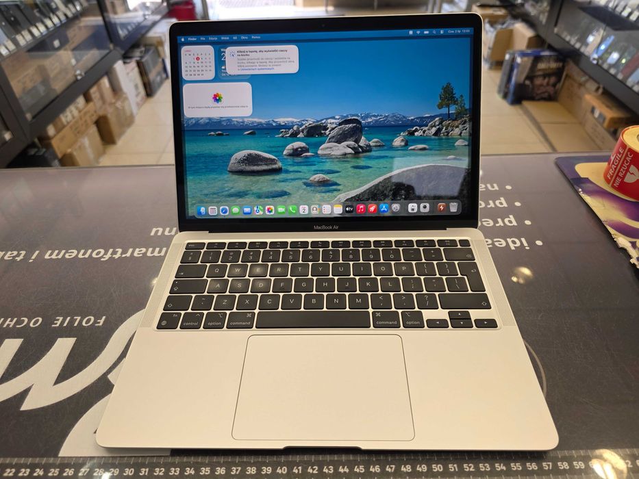 Macbook Air 13 2020/ M1/ 16GB DDR4/ 256GB/ Silver/ BAT 377 cykli/ 13.3" Retina/ Grade A-/ GW 12 MSC