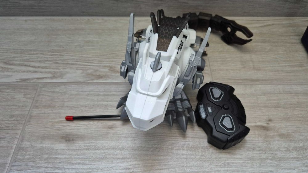 Радіокерована іграшка дінозавр, пускає пар із рта.