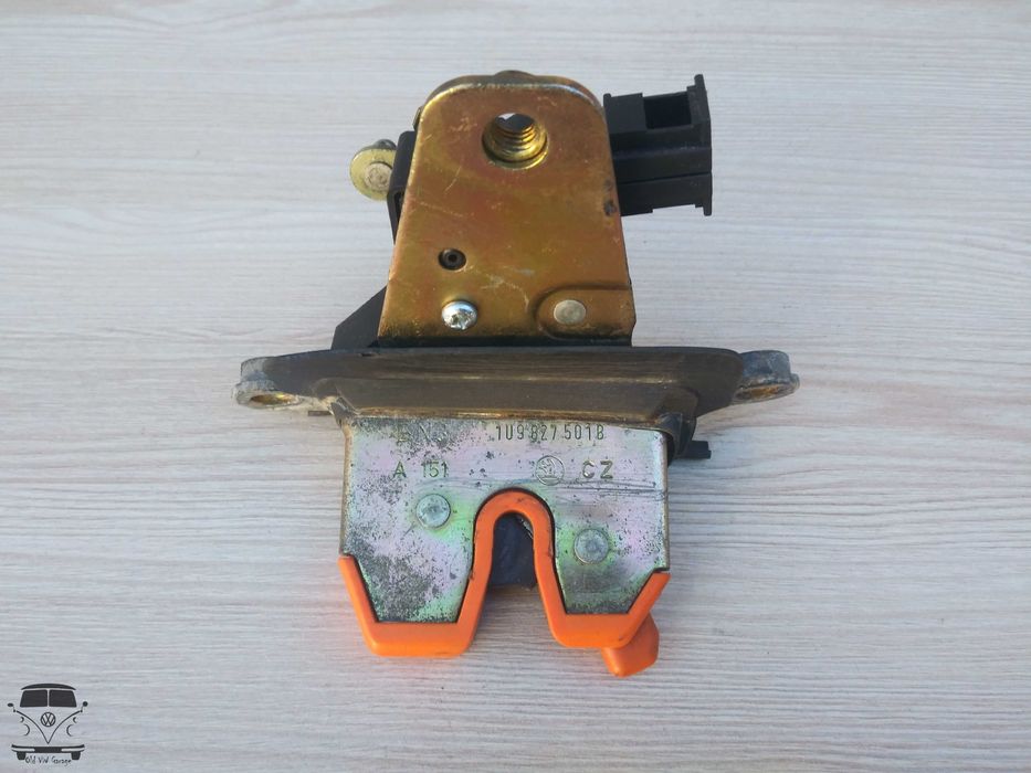 Замок крышки багажника Шкода Октавия Тур