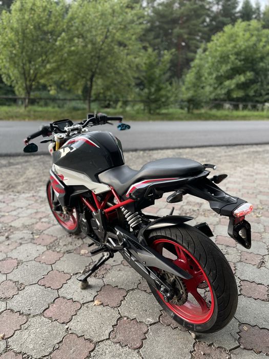 BMW G310r.
