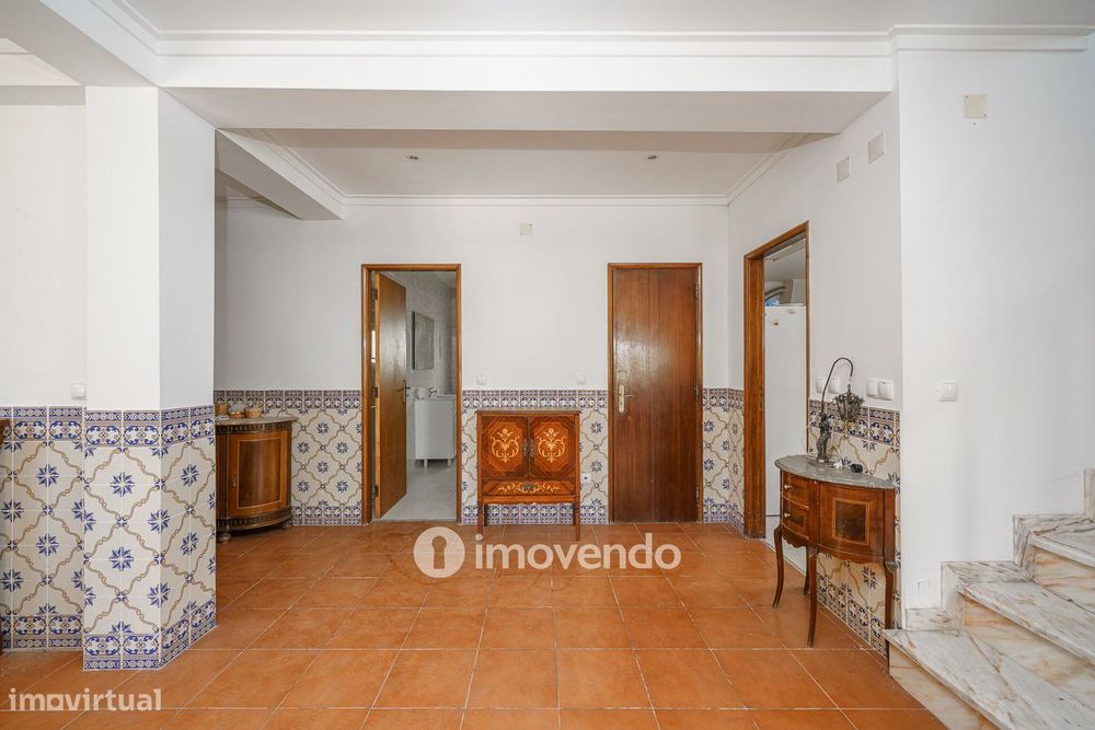 Moradia T4 com garagem e próxima da praia, na Charneca da Caparica
