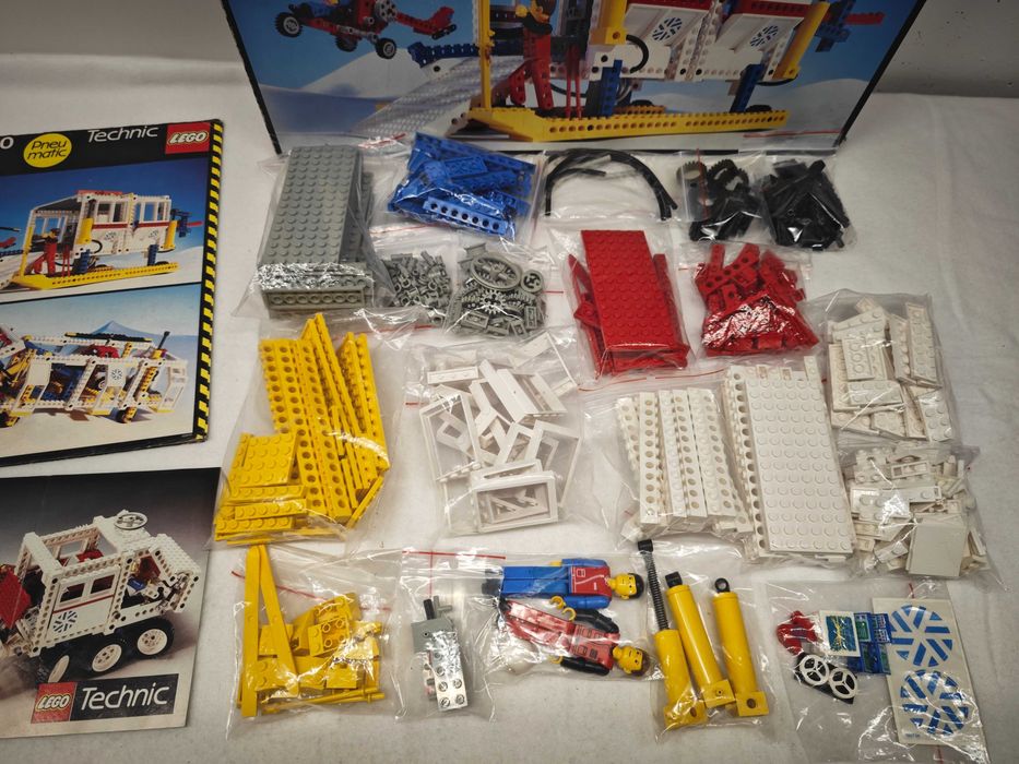 Lego Technic 8680 "Arctic Rescue Base"; 1986; [181]
