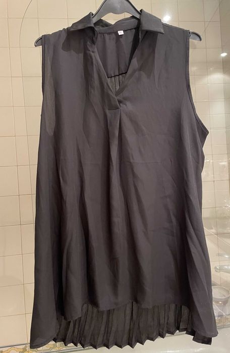 Túnica preta com elegante plissado na parte de trás