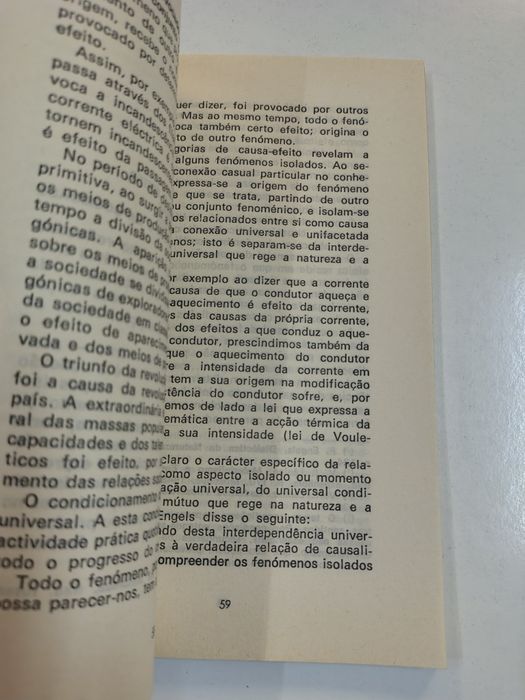 O fenómeno e a essência, de M. M. Rosental e G. M. Straks