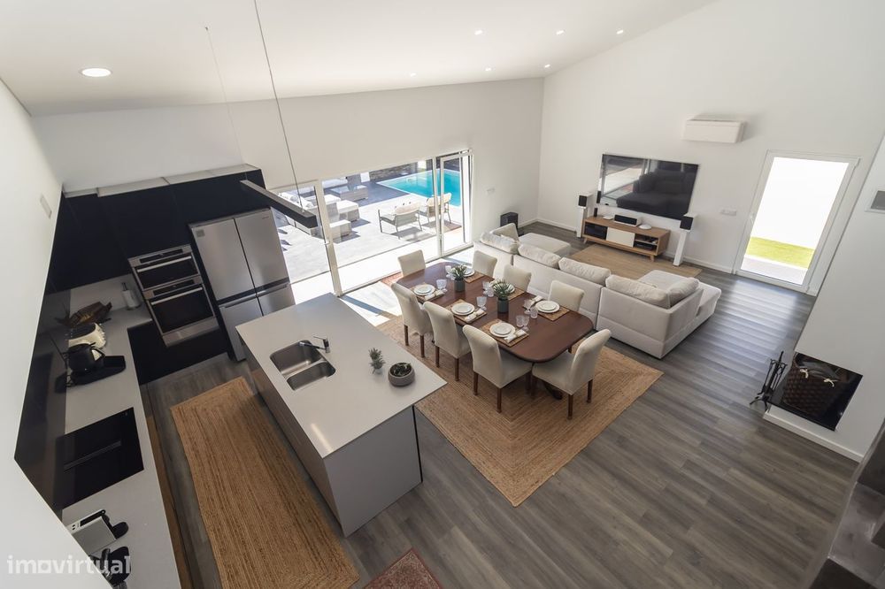 Moradia T4+1 com piscina | Perto de tudo, longe do ruído