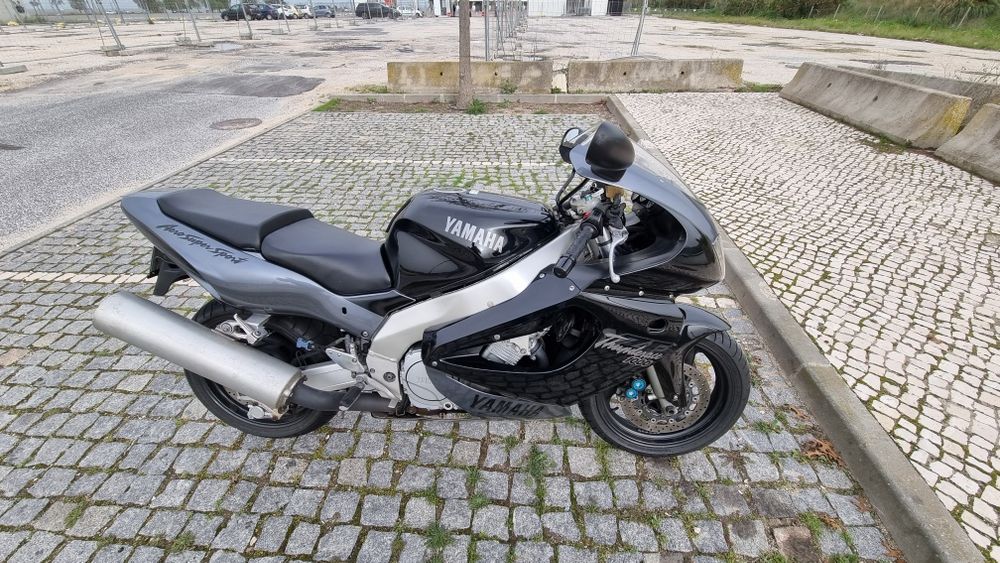 Yamaha thunderace 1000 (FZR)