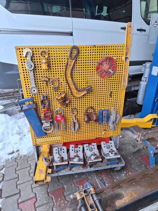 Rama blacharska Caroliner na podnośniku nożycowym