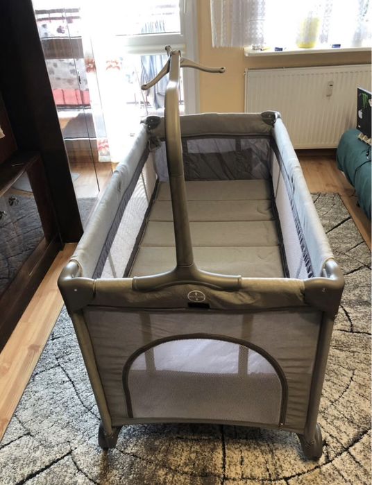 Smiki, łóżeczko turystyczne z przewijakiem i karuzelą, szare