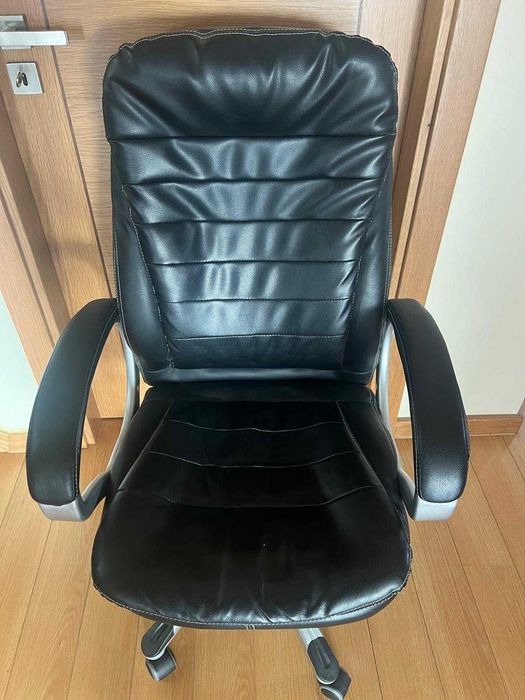 Mesa de escritório com cadeira