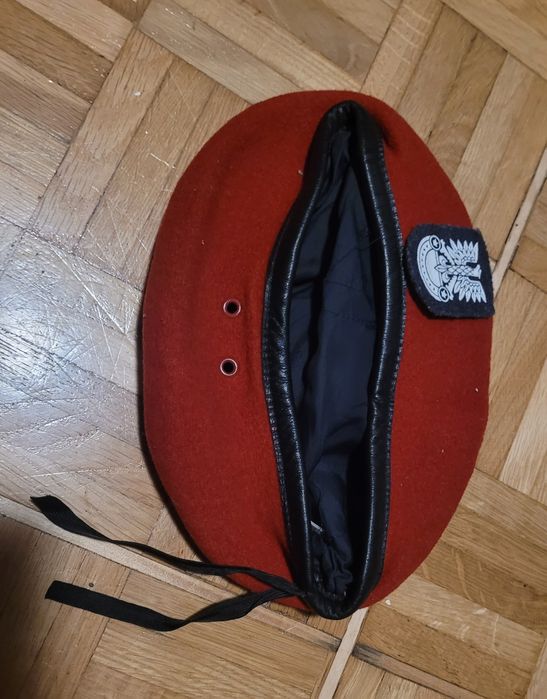 Wojskowy czerwony beret PRL