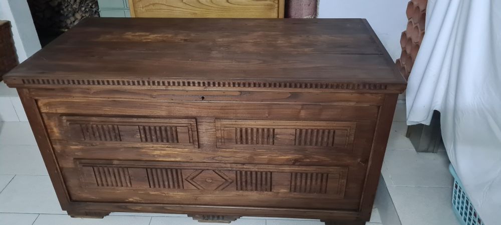 Caixa em madeira de castanho