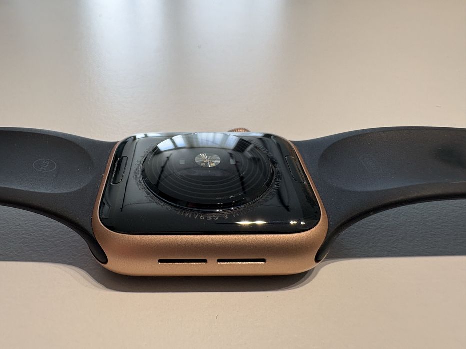 Золоті Apple Watch SE 2 40mm Gold Rose Cellular eSIM