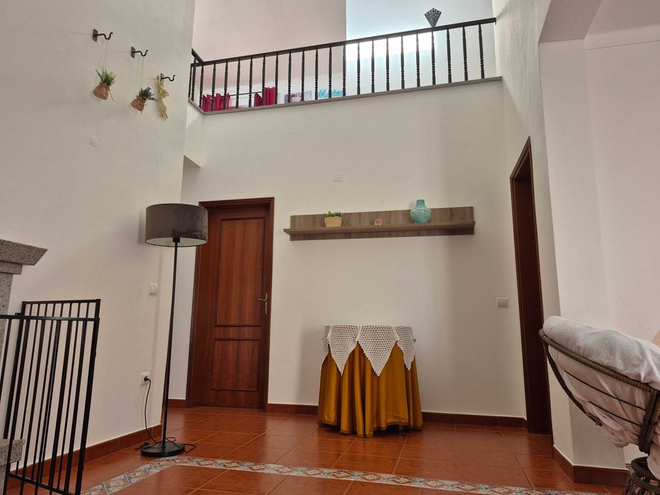 Vende-se moradia T4 com quintal e garagem