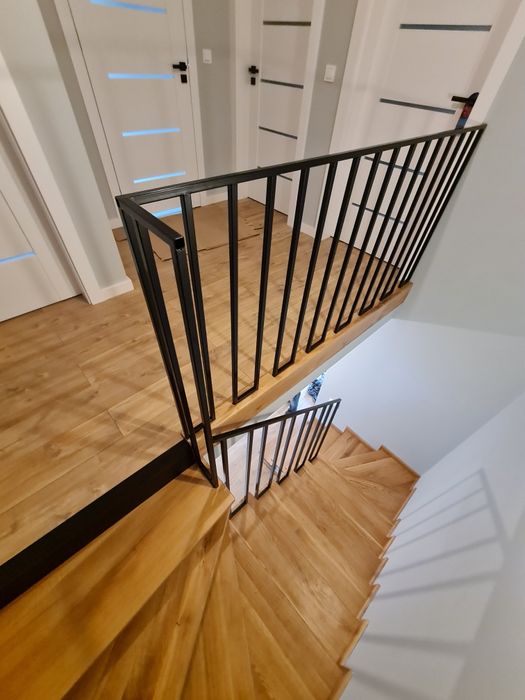 Schody metalowe z dębu balustrady konstrukcje poręcz