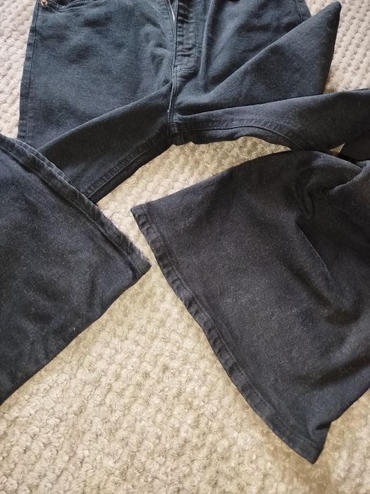 Чорні джинси кльош з високою посадкою