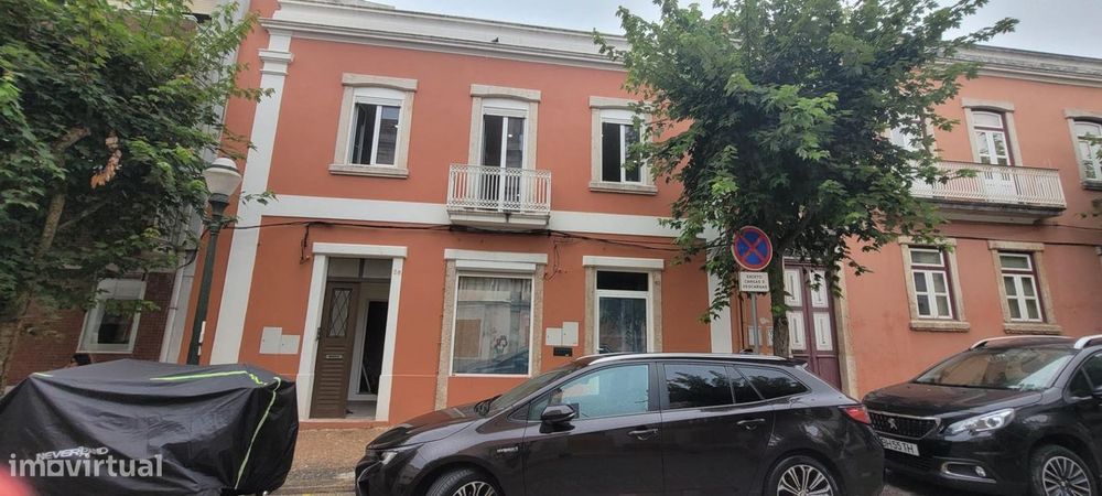 Moradia de 3 pisos no coração do Bairro Novo – A poucos passos...