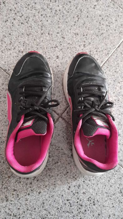 Ténis PUMA pretos e cor de rosa