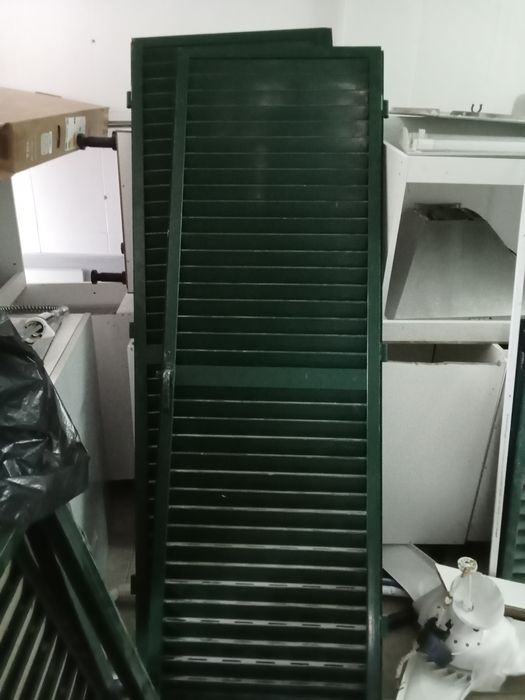 Janelas de alumínio e portadas verde