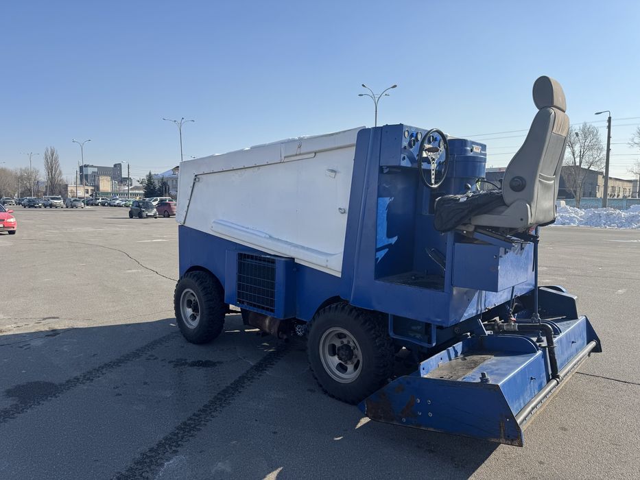 Льодоприбиральна машина Замбоні