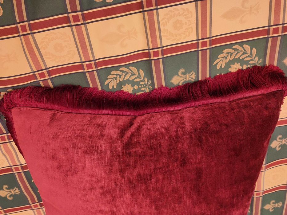 Almofada em veludo de cristal grená e franjas - NOVO