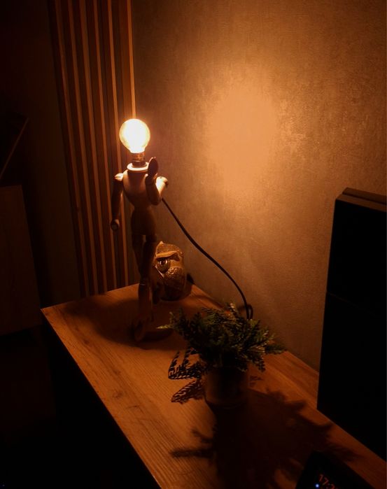 Manequim articulado com luz ambiente.