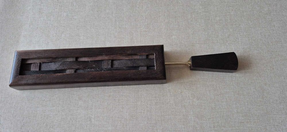 Caixa de madeira com faca corta papel