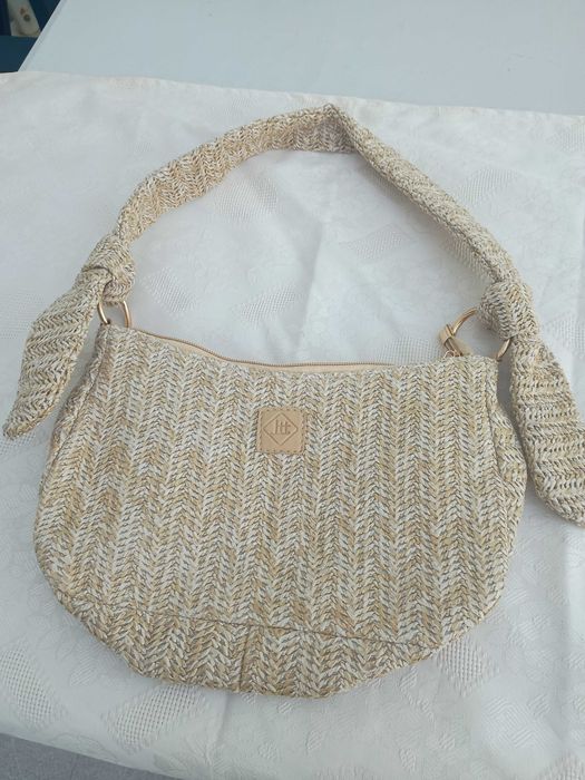 Mala dourada a tiracolo da JETLAG