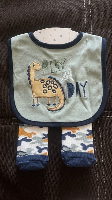 Набір слюнявчик і носочки