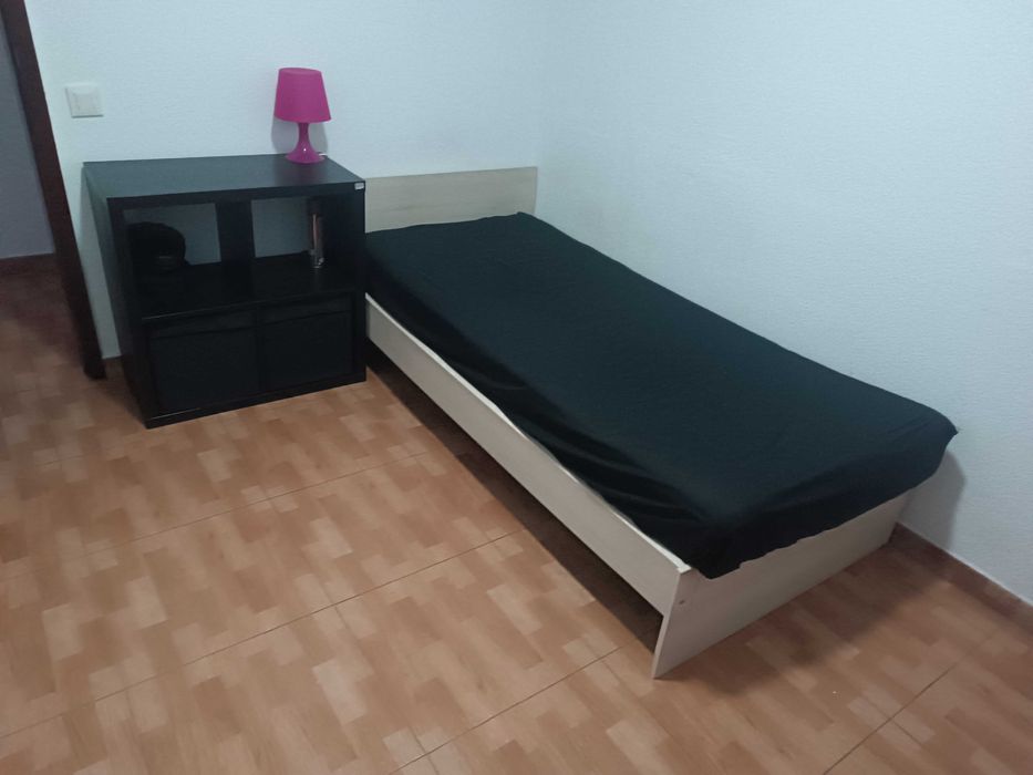 Arrenda -se quarto solteiro