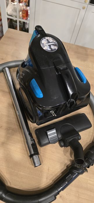 Mocny bezworkowy odkurzacz firmy ROWENTA Compact Power o mocy 1800W.