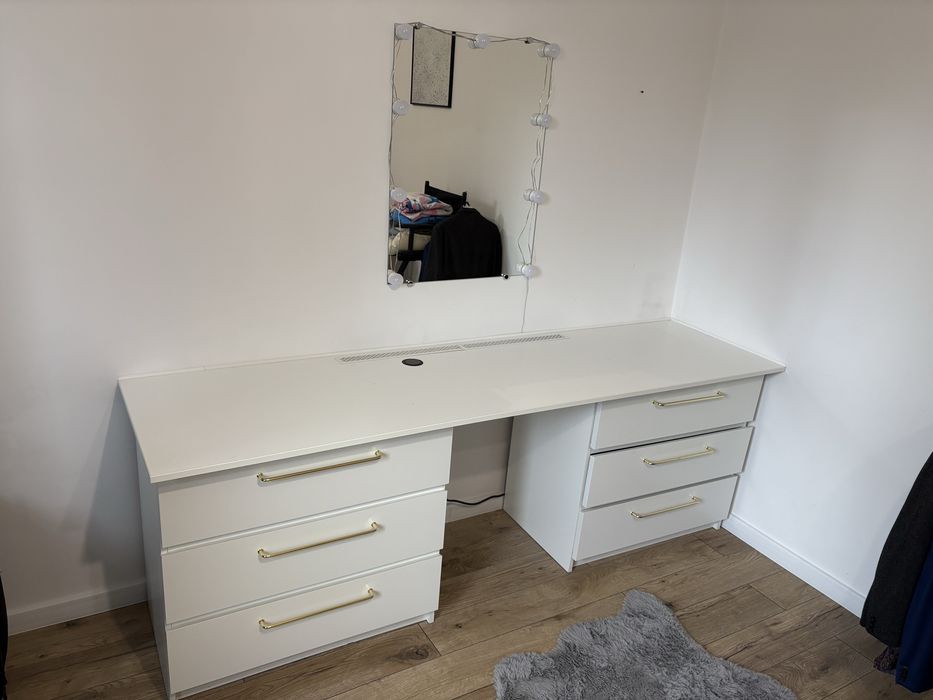 Piekna toaletka do makinazu