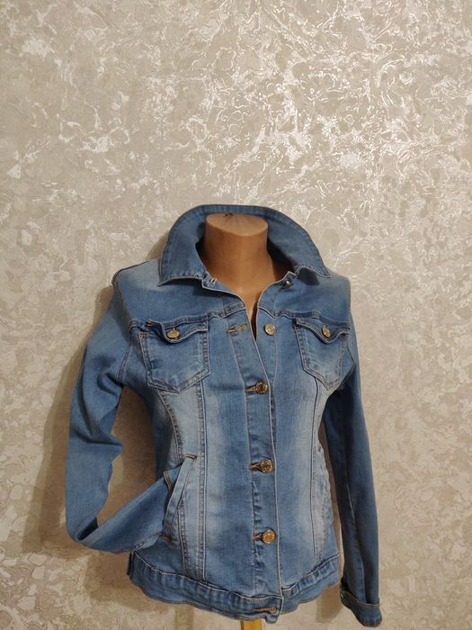 Джинсова куртка на дівчинку.