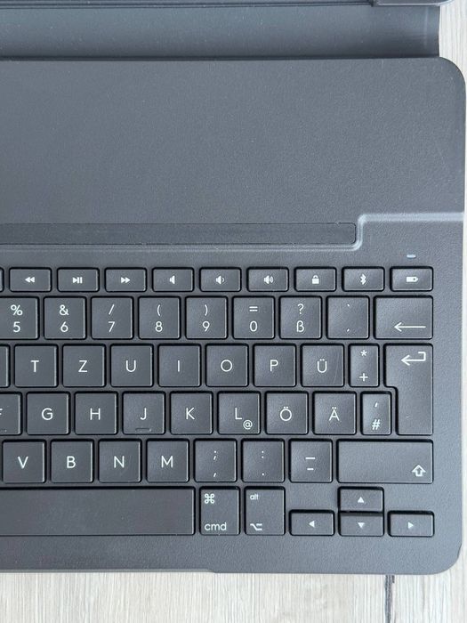 Чохол-клавіатура Logitech SLIM FOLIO для iPad (7-го покоління)