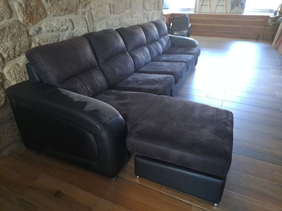 Sofá preto em pele de pêssego